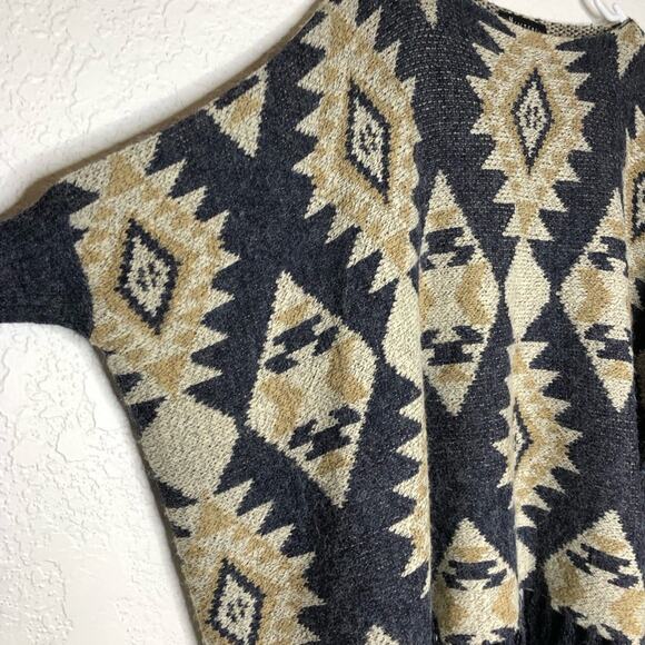 II Sisters cream gray gold Aztec southwestern fringe poncho style sweater S / M - Picture 8 of 15